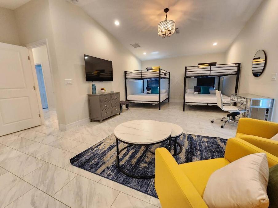 The Villa Orlando@College Park. Sleeps16 Ngoại thất bức ảnh
